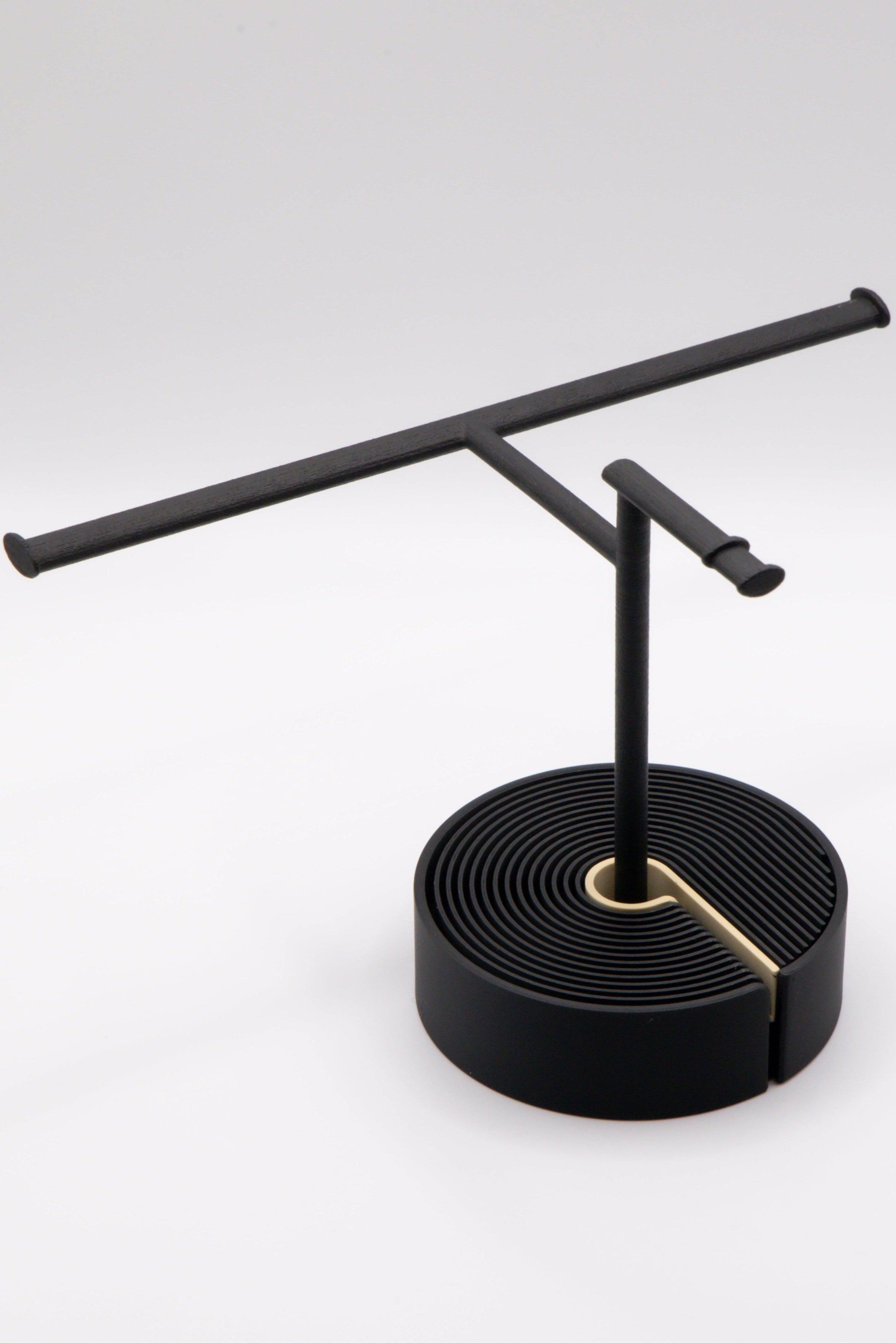 Brillenhalter PureStand in Schwarz matt mit runder schwarzer Base und beigem Einlegeteil.