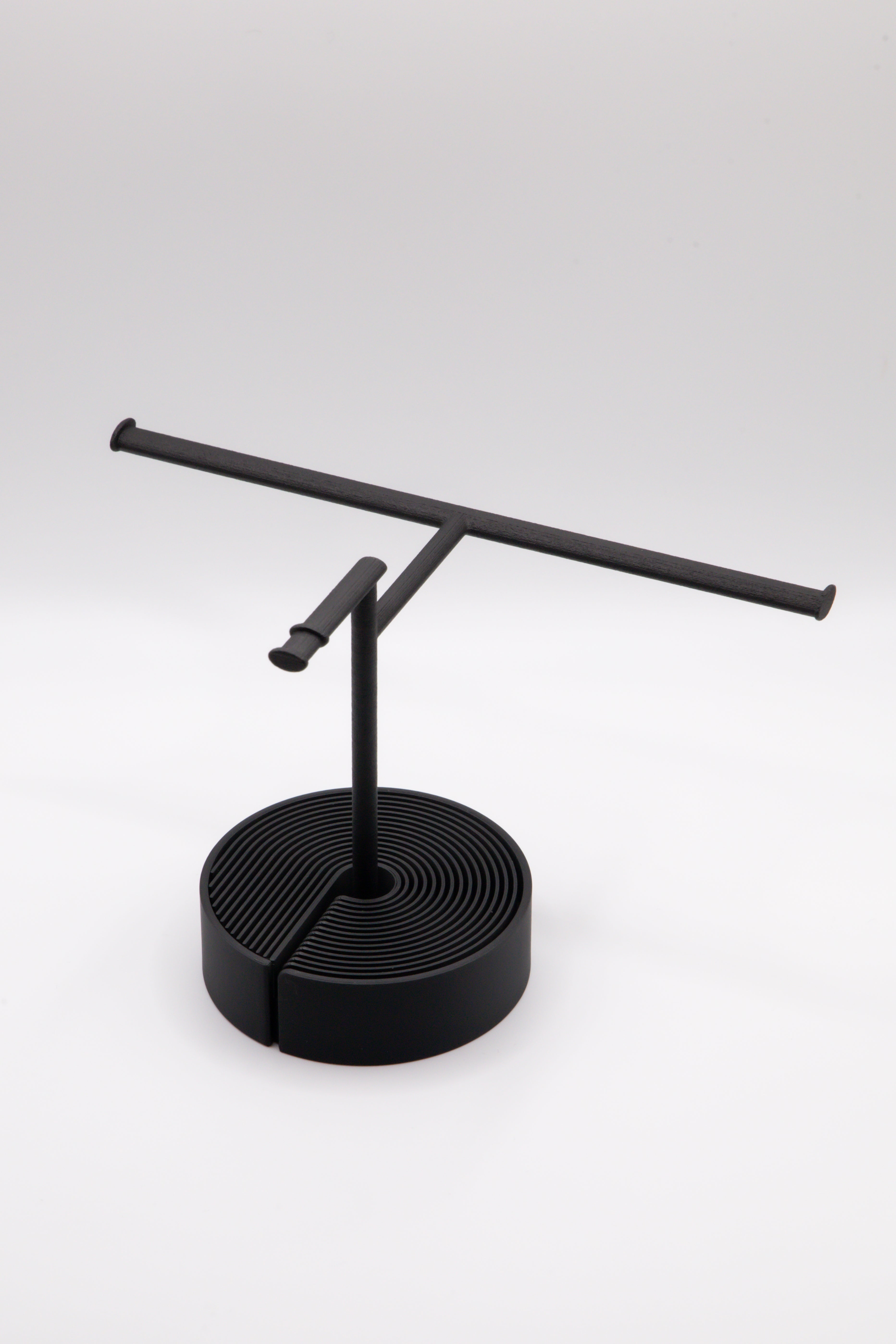 Brillenhalter PureStand in Schwarz matt mit runder schwarzer Base und schwarzem Einlegeteil.